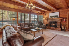 The Lakehouse Cabin - Located close to the Lake! Hot Tub, Smart TV, and WiFi!